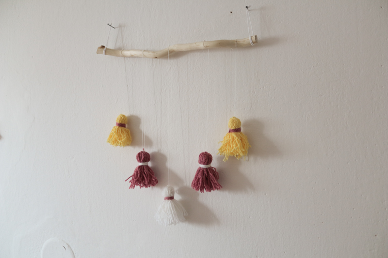DIY-dekorace-na-stenu-strapec-15